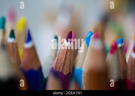 Primo piano astratto di un gruppo di matite colorate dell'artista Foto Stock