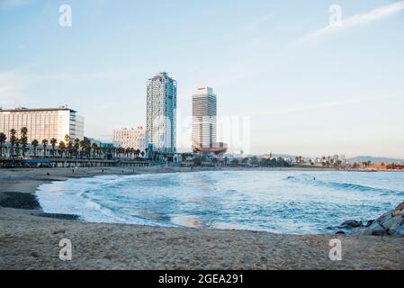 Una vista verso Playa de Bogatell. Foto Stock