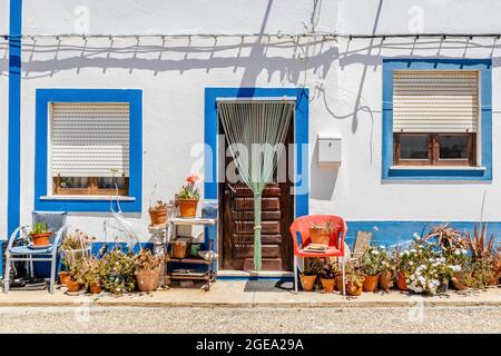 Esterno della tradizionale casa portoghese con giardino urbano di fronte alla casa ad Alentejo, Zambujeira do Mar, Portogallo Foto Stock