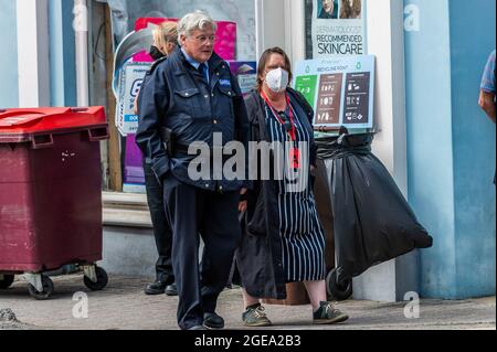 Drivoleague, West Cork, Irlanda. 18 agosto 2021. Il primo giorno di filmare la drammatizzazione ITV del libro di Graham Norton 'Holding' si sta svolgendo a Drifoleague, West Cork Today. Le riprese si svolgono a Drifoleague per il resto della settimana. Nel villaggio di Drivoleague, tra le due prese, è raffigurato Conleth Hill, che interpreta il personaggio principale del dramma Sgt. P J Collins e il regista Kathy Burke. Credit: AG News/Alamy Live News Foto Stock