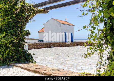 Una cappella sul mare a Zambujeira do Mar, Alentejo, Portogallo, Europa Foto Stock