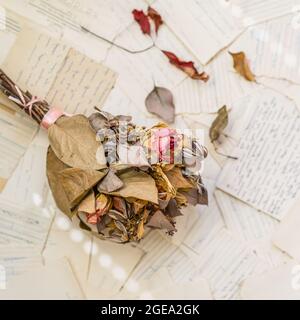 Vecchia lettere e a secco di fiori di rosa. Vintage cartoline e buste. In  stile retrò tonica foto Foto stock - Alamy