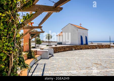 Una cappella sul mare a Zambujeira do Mar, Alentejo, Portogallo, Europa Foto Stock