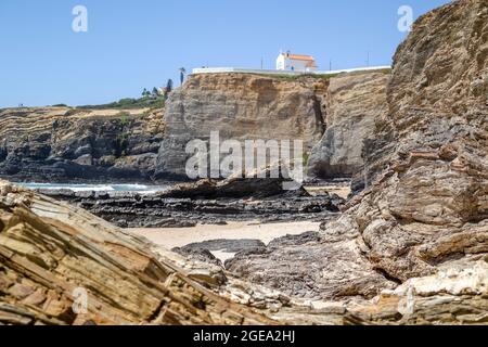 Spiaggia con alte scogliere a Zambujeira do Mar, Parco Naturale Costa Vincentina, Alentejo, Portogallo Foto Stock