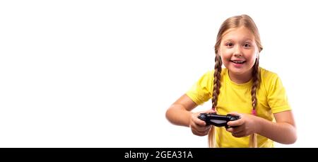 Sorridente ragazza con capelli biondi gioca un gioco per computer su una console di gioco. Joystick nero nelle mani di una ragazza caucasica allegra su sfondo bianco. Foto Stock