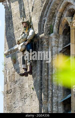 Omaggio ai paracadutisti americani della seconda guerra mondiale, Sainte-Mere Eglise, dipartimento della Manica, Cotentin, regione della Normandia, Francia Foto Stock