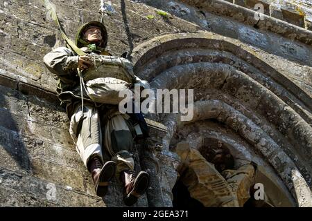 Omaggio ai paracadutisti americani della seconda guerra mondiale, Sainte-Mere Eglise, dipartimento della Manica, Cotentin, regione della Normandia, Francia Foto Stock