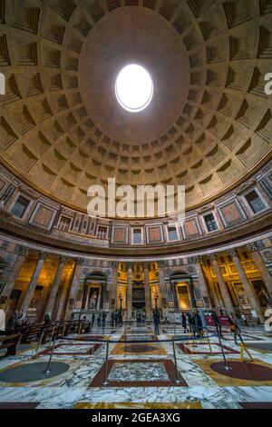 La luce fluisce nel Pantheon attraverso l'oculo che perfora la sua cupola a Roma in Italia. Foto Stock