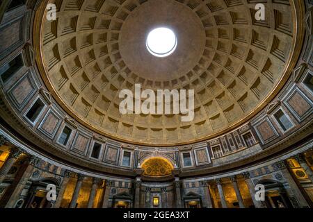 La luce fluisce nel Pantheon attraverso l'oculo che perfora la sua cupola a Roma in Italia. Foto Stock