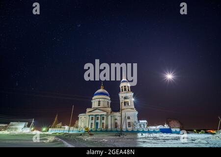 Un cielo stellato splende su una piccola chiesa ortodossa in un villaggio della regione dei Monti Urali in Russia. Foto Stock