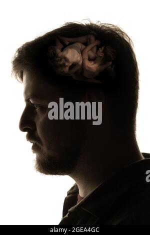 Immagine concettuale con silhouette di giovane uomo e immagini in testa con segreti di subcoscienza, microcosmo umano. Illustrazione. Foto Stock