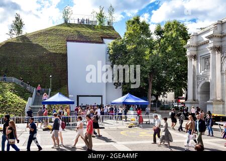 LONDRA ARCH MOUND MARMO PERSONE IN ATTESA DI SALIRE LE SCALE FINO ALLA CIMA E GLI ALTRI DI PASSAGGIO Foto Stock