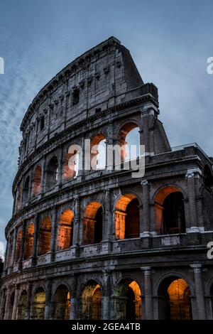 Particolare del Colosseo di Roma illuminato nella luce notturna che si spegne. Foto Stock