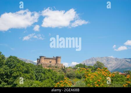 Castello medievale e paesaggio. Mombeltran, provincia di Avila, Castilla Leon, Spagna. Foto Stock