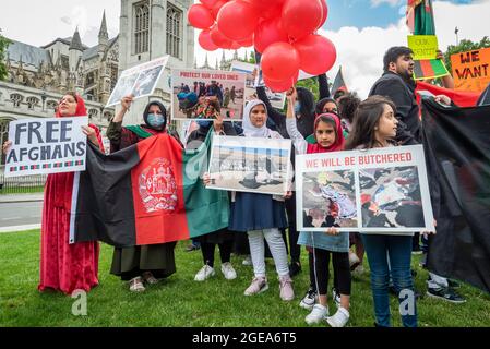 Londra, Regno Unito. 18 agosto 2021. Le donne della comunità afghana britannica protestano in Piazza del Parlamento in reazione all'acquisizione dell'Afghanistan da parte dei talebani. Il Parlamento è stato ricordato in anticipo per il primo ministro Boris Johnson e per i parlamentari che hanno discusso la decisione del governo britannico di portare 20,000 rifugiati afghani vulnerabili, in particolare donne e bambini, nel paese. Credit: Stephen Chung / Alamy Live News Foto Stock