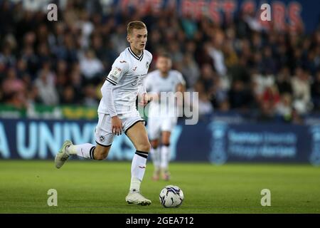 Swansea, Regno Unito. 17 agosto 2021. Flynn Downes di Swansea City in azione. EFL Skybet Championship match, Swansea City contro Stoke City allo stadio Swansea.com di Swansea martedì 17 agosto 2021. Questa immagine può essere utilizzata solo per scopi editoriali. Solo per uso editoriale, è richiesta una licenza per uso commerciale. Nessun utilizzo nelle scommesse, nei giochi o nelle pubblicazioni di un singolo club/campionato/giocatore. pic di Andrew Orchard/Andrew Orchard sports photography/Alamy Live news Credit: Andrew Orchard sports photography/Alamy Live News Foto Stock