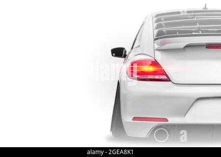 Primo piano della luce di posizione posteriore di bianco moderno sportscar di lusso isolato su sfondo bianco con posto per il testo. Auto sportiva, banner business vista posteriore. Foto Stock