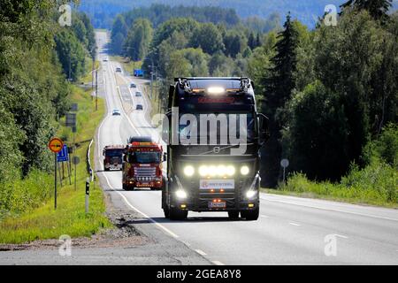 Nuovo, personalizzato Volvo FH semi Truck Tiljander su camion convoglio a Power Truck Show 2021, con fari luminosi. Ikaalinen, Finlandia. 12 agosto 2021. Foto Stock