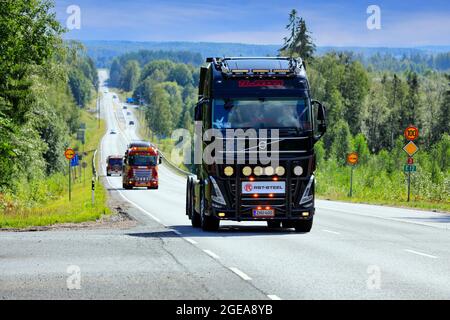 Nuovo, personalizzato Volvo FH semi Truck Tiljander su strada in convoglio camion a Power Truck Show 2021, Ikaalinen, Finlandia. 12 agosto 2021. Foto Stock