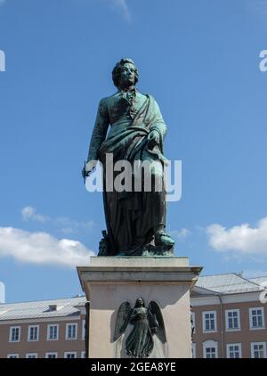Monumento di Mozart a Mozartplatz, Salisburgo, Austria Foto Stock