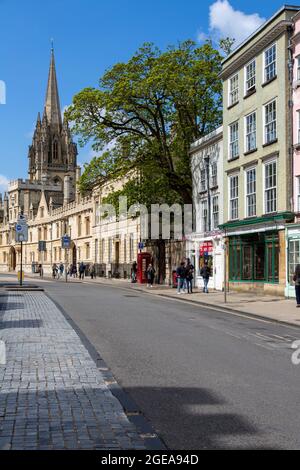 Il sycamore di High Street e la guglia della Chiesa Universitaria, High Street, Oxford, Regno Unito Foto Stock