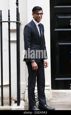 Londra, Inghilterra, Regno Unito. 18 agosto 2021. Il Cancelliere dello scacchiere RISHI SUNAK è visto fuori 11 Downing Street. (Credit Image: © Tayfun Salci/ZUMA Press Wire) Foto Stock