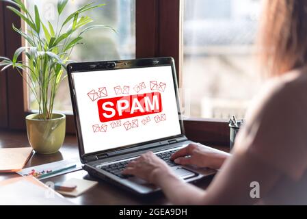 Schermo del portatile che visualizza un concetto di spam Foto Stock