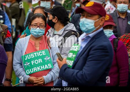 Londra, Regno Unito. 18 agosto 2021. I veterani di Gurkha e le loro famiglie hanno protestato in Parliament Square chiedendo pensioni uguali per Gurkhas che si è ritirato prima del 1997 ma non hanno diritto a una pensione completa delle forze armate britanniche. Tre soldati nepalesi sono il giorno 12 di uno sciopero della fame fuori Downing Street e un membro è stato portato in ospedale dopo aver subito un attacco di cuore. Un portavoce del primo ministro ha detto che non c'erano piani per Boris Johnson di incontrare i veterani. Credit: Stephen Chung / Alamy Live News Foto Stock