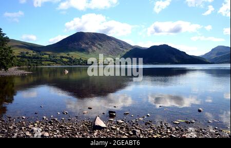 'Herdus' il Wainwright 'Great Borne' e 'Bowness Knot' da Ennerdale Water nel Lake District National Park, Cumbria, Inghilterra, Regno Unito. Foto Stock