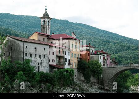 Città vecchia slovena Kanal ob Soči con case colorate Foto Stock