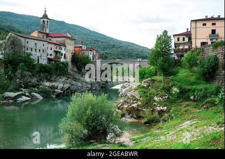 Città vecchia slovena Kanal ob Soči con case colorate Foto Stock