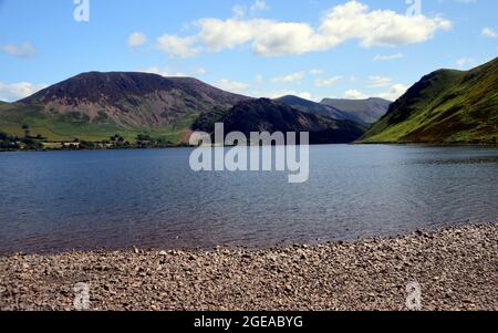 'Herdus' il Wainwright 'Great Borne' e 'Bowness Knot' da Ennerdale Water nel Lake District National Park, Cumbria, Inghilterra, Regno Unito. Foto Stock