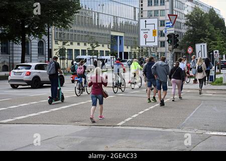 Monaco, Germania. 17 agosto 2021. Ciclisti e pedoni attraversano una traversata pedonale a Monaco di Baviera Credit: dpa/Alamy Live News Foto Stock