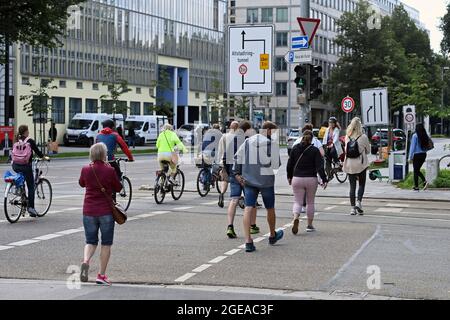 Monaco, Germania. 17 agosto 2021. Ciclisti e pedoni attraversano una traversata pedonale a Monaco di Baviera Credit: dpa/Alamy Live News Foto Stock