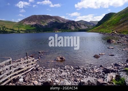 'Herdus' il Wainwright 'Great Borne' e 'Bowness Knot' da Ennerdale Water nel Lake District National Park, Cumbria, Inghilterra, Regno Unito. Foto Stock