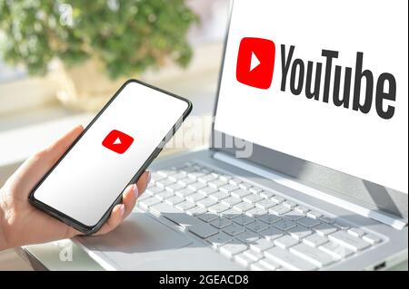 Mosca, Russia - 17 agosto 2021 : YouTube è il servizio video più popolare sviluppato da Google. Donna tenere telefono con il servizio di rete YouTube su Foto Stock