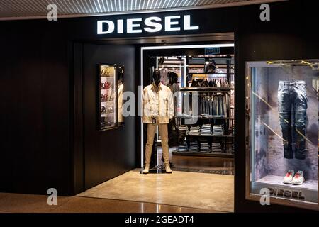 Hong Kong, Cina. 18 agosto 2021. Il marchio italiano di abbigliamento al dettaglio Diesel store a Hong Kong. (Foto di Budrul Chukrut/SOPA Images/Sipa USA) Credit: Sipa USA/Alamy Live News Foto Stock