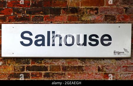 Una vista del cartello di posizione per la stazione di Salhouse sulla linea di Bittern a Salhouse, Norfolk, Inghilterra, Regno Unito. Foto Stock