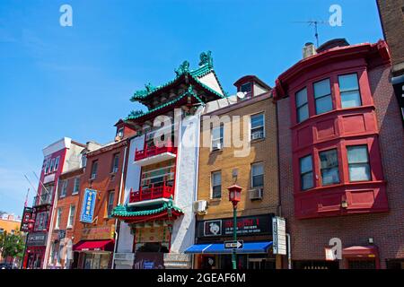 Una fila di case a Chinatown di Philadelphia che mostrano la distintiva architettura in stile pagoda Foto Stock