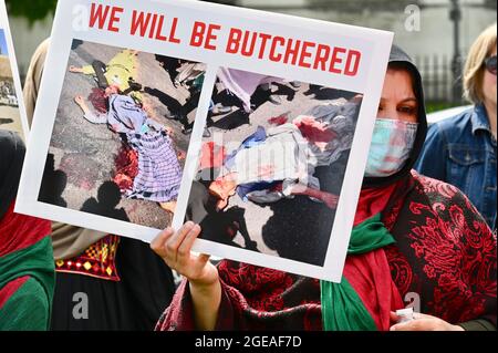Londra, Regno Unito. 18 agosto 2021. Gli afgani britannici protestano in Piazza del Parlamento mentre il Parlamento è stato richiamato dalla pausa estiva per discutere l'acquisizione dei talebani dell'Afghanistan. Credit: michael melia/Alamy Live News Foto Stock