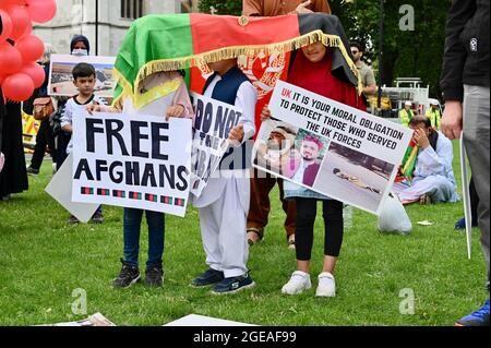 Londra, Regno Unito. 18 agosto 2021. Gli afgani britannici protestano in Piazza del Parlamento mentre il Parlamento è stato richiamato dalla pausa estiva per discutere l'acquisizione dei talebani dell'Afghanistan. Credit: michael melia/Alamy Live News Foto Stock