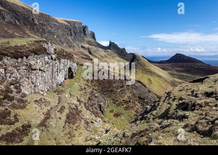 il quiraing vicino a staffin isola di skye guardando est soleggiato giorno Foto Stock