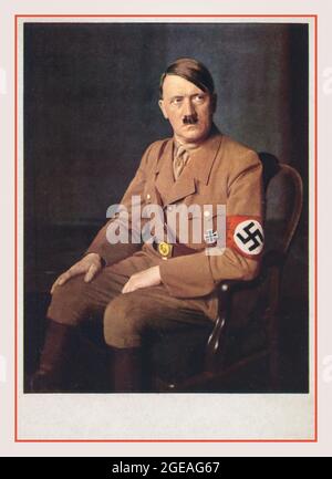 Ritratto in studio d'epoca Adolf Hitler seduto in uniforme militare indossando una fascia da braccio di swastika Propaganda elezione Poster Card 1930 nazista Germania Foto Stock