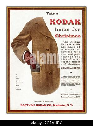 La pubblicità di Kodak Press del 1900 vintage per una Pocket Camera pieghevole 'porta una casa Kodak per Natale' che illustra un uomo ben vestito che scivola una fotocamera Kodak in tasca Eastman Kodak Company Rochester New York USA Foto Stock