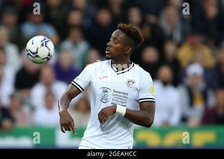 Swansea, Regno Unito. 17 agosto 2021. Jamal Lowe della città di Swansea in azione. EFL Skybet Championship match, Swansea City contro Stoke City allo stadio Swansea.com di Swansea martedì 17 agosto 2021. Questa immagine può essere utilizzata solo per scopi editoriali. Solo per uso editoriale, è richiesta una licenza per uso commerciale. Nessun utilizzo nelle scommesse, nei giochi o nelle pubblicazioni di un singolo club/campionato/giocatore. pic di Andrew Orchard/Andrew Orchard sports photography/Alamy Live news Credit: Andrew Orchard sports photography/Alamy Live News Foto Stock