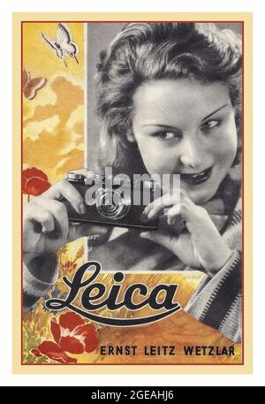 Vintage LEICA 1 (A) primo 35mm macchina fotografica stampa poster pubblicitario con una donna attraente che tiene in mano la rivoluzionaria fotocamera tedesca 35mm originale del 1920 fatta da Ernst Leitz in Wetzlar Germania. La Leica 1(A) è stata la prima fotocamera Leica da 35 mm disponibile in commercio. La Leica, progettata da Oscar Barnack, fu annunciata nel 1924 e venduta al pubblico per la prima volta nel 1925. La Leica è stata un successo immediato ed è stata responsabile della divulgazione della fotografia cinematografica 35mm. Foto Stock
