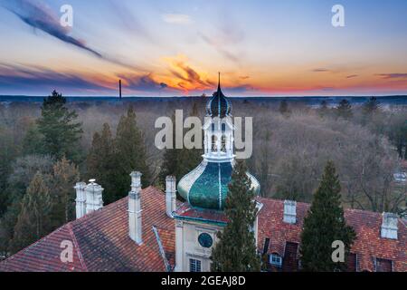 Il palazzo del maniero nella città di Ilowa in Polonia come visto dall'alto. Foto dal drone. Foto Stock