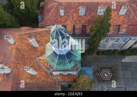 Il palazzo del maniero nella città di Ilowa in Polonia come visto dall'alto. Foto dal drone. Foto Stock