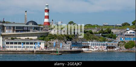 Plymouth, Devon, Inghilterra, Regno Unito. 2021. Vista delle proprietà fronte mare di Plymouth viste da Plymouth Sound che guarda Plymouth Hoe, Smeatons Tower e Tinsi Foto Stock