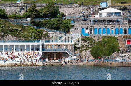 Plymouth, Devon, Inghilterra, Regno Unito. 2021. Bagnanti al Lido interno sul lungomare di Plymouth. Foto Stock